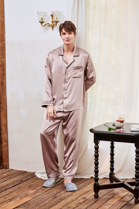Herren-Pyjama aus Seide mit silberner Stickerei